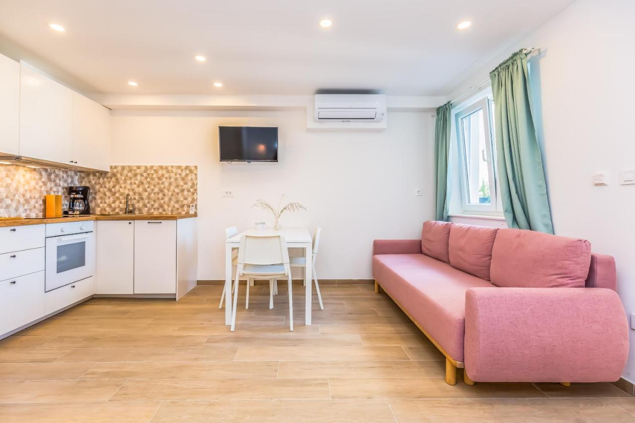 Adris Apartments โอมิช ภายนอก รูปภาพ